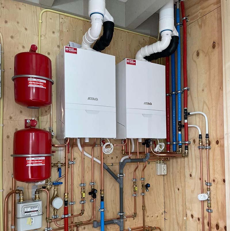 CV spoed-monteur die ketel repareert in Rotterdam