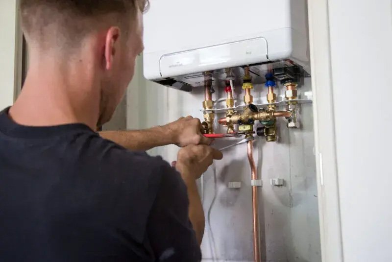 CV spoed-monteur die ketel repareert in Rotterdam