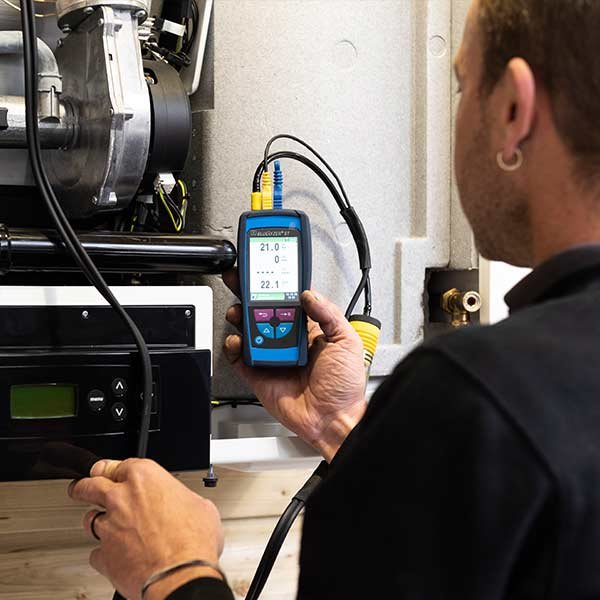 Rookgas meten tijdens CV-ketel onderhoud in Rotterdam